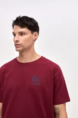 Remera de manga corta color bordó, confeccionada en algodón pesado con textura suave y calce relajado. Presenta un pequeño bordado de la marca en el pecho.