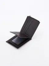 Billetera de cuero sintético color negro con textura granulada y diseño clásico plegable.