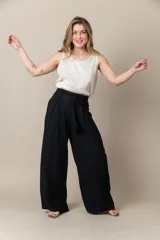 Pantalón palazzo negro de viscosa con cintura elastizada y lazo.