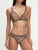Bombacha tipo vedetina con estampado animal print de leopardo, con ribetes elásticos negros en la cintura y las piernas.