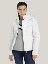 Campera blanca acolchada con cierre de cremallera, cuello alto con capucha, mangas largas y bolsillos laterales con cremallera.