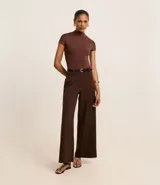 Body manga corta color borgoña, con cuello redondo medio y cierre inferior.