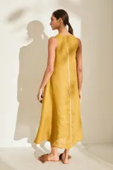Vestido midi marrón de lino sin mangas, con cuello redondo y una línea vertical blanca al frente.