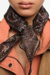Pañuelo marrón con estampado paisley en tonos azul, blanco y rojo, confeccionado en una mezcla ligera de algodón y seda.