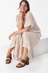Sandalias de cuero marrón, con taco ancho, faja ancha en el empeine, tira frontal con tachas metálicas y punta cuadrada. Cuentan con ajuste mediante hebilla al tobillo.