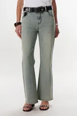 Pantalón de jean celeste de corte semi oxford, con detalles de cuero en pretina y bolsillos.