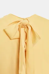 Vestido midi de corte evasé confeccionado en mezcla de modal, con cuello fluido tipo drapeado, manga sisa caída y abertura en la espalda.