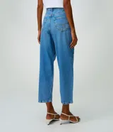 Pantalón de jean color azul con diseño carrot, cintura alta y calce holgado que se estrecha hacia los tobillos.