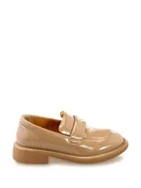 Mocasín color beige acharolado con suela baja.