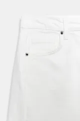 Bermuda de denim color marrón oscuro, de tiro medio y diseño relaxed fit, con cinco bolsillos, trabillas para cinto, bajo desflecado y cierre frontal con cremallera y botón.