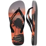 Ojotas Havaianas con base blanca y celeste con diseño de olas, tiras blancas con diseño en relieve y logo de la marca en la base.