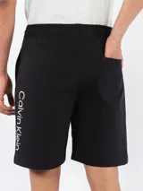 Short de algodón negro con cintura elástica y cordón de ajuste, con logo de la marca bordado en la pierna.