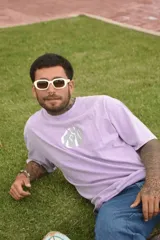 Remera lila de algodón con estampado circular en el frente.