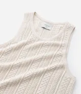 Musculosa masculina color blanco hueso, con cuello redondo y diseño texturizado de efecto ganchillo.