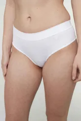 Bombacha tipo culotteless de microfibra sin costuras, con tiro bajo y cintura elástica. Presenta un diseño minimalista con un pequeño logo estampado en el frente.
