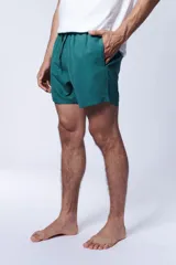 Short de baño verde liso con cintura elástica y cordón ajustable.