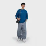 Pantalón jean de corte ultra baggy, color gris, con diseño holgado y tiro medio.