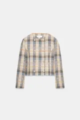 Blazer de cuello redondo y manga larga, con diseño a cuadros en tonos beige, azul y negro. Presenta cierre frontal cruzado con botones metálicos y corte recto.
