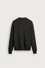 Sweater de punto en canalé color negro, de corte regular fit, cuello redondo y manga larga con terminaciones en rib.