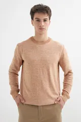 Sweater de punto color naranja claro jaspeado, con cuello redondo y mangas largas.