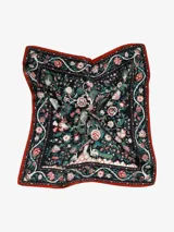 Pañuelo cuadrado de seda con estampado de girasoles en un jarrón. Tiene un borde amarillo con un patrón decorativo.