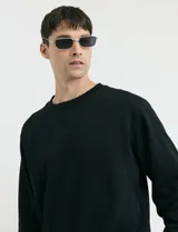 Sweater básico de cuello redondo y manga larga, confeccionado en tejido circular con puños y cuello en tejido canalé.