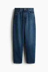 Jean mom slim fit de tiro alto y largo tobillero, confeccionado en denim azul con ligero stretch. Cuenta con diseño de cinco bolsillos, trabillas para cinturón y cierre frontal con botón y cremallera.