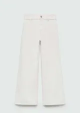 Jeans de tiro alto y diseño culotte en color blanco, con cierre de cremallera y botón, trabillas, bolsillos traseros y bajo deshilachado.