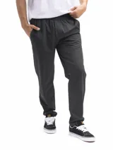 Pantalón casual color beige claro, de corte recto y tiro medio, con cintura elastizada y cordón ajustable. Presenta bolsillos laterales inclinados y costuras visibles en la parte delantera de las piernas.