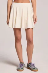 Pollera short blanca de corte fluido, con cintura elástica y diseño con vuelo.