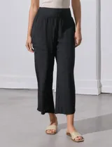 Pantalón palazzo de gasa bambula color beige, marca Nanette. Tiene pretina ancha con elástico en la parte trasera, pierna ancha y short interno.