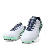 Championes de fútbol Umbro modelo Nexus HG, con diseño en blanco, azul marino y detalles en verde menta. Presentan una superficie acolchada con costuras en forma de diamante, cordones azules y suela con tapones para césped.