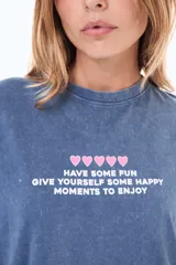 Remera de algodón con efecto lavado, corte oversize y estampa frontal con corazones y frase motivacional.