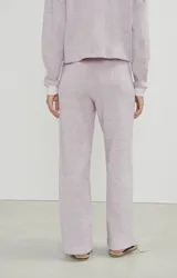 Pantalón de jogging lila con textura de tejido de punto, corte recto y tiro alto.