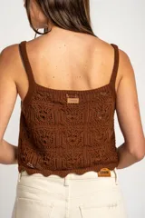 Top tejido de punto color beige con diseño texturado, escote cuadrado y tirantes anchos.
