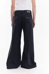 Jean wide leg de tiro medio y color azul, con cordones de denim cruzados a través de ojalillos metálicos a lo largo de los laterales delanteros.