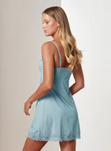 Chemise marrón de seda fría con breteles finos regulables y apliques de encaje en escote y ruedo.