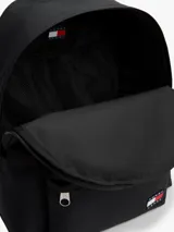 Mochila Tommy Jeans Essential Dome de tejido ripstop en color negro, con diseño curvo, compartimento principal con cierre de cremallera, bolsillo frontal exterior con cierre y parche distintivo de la marca. Cuenta con asa superior y correas ajustables y acolchadas.