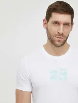 Remera blanca de algodón, manga corta y cuello redondo, con un estampado grande del logo de Calvin Klein Jeans en tonos verde menta/celeste en el centro del pecho.