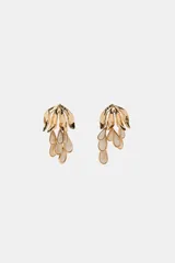 Pendientes metálicos dorados con diseño de hojas en la parte superior y colgantes en forma de gota con acabado nacarado.