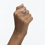 Anillo con doble banda plateada y cristal rosa en forma de pera con cierre magnético. Diseñado por Giovanna Engelbert para Swarovski.