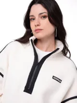 Buzo de polar tipo sherpa en color blanco gardenia, con diseño de cuello alto y cierre frontal de media longitud en color negro. Presenta detalles de ribetes negros en costuras y mangas, bolsillo tipo canguro frontal y logo de Caterpillar en el pecho.