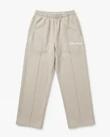 Pantalón deportivo baggy color beige, de corte oversize y pierna recta. Cuenta con cintura elástica con cordón ajustable, bolsillos laterales y una pequeña estampa contrastante en la pierna izquierda.