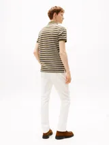 Chomba Tommy Hilfiger de corte regular, a rayas horizontales color verde oliva y blanco. Tiene cuello tipo chomba color verde oliva, cartera de dos botones y logo de Tommy Hilfiger bordado en el pecho.