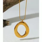 Collar dorado con dije orgánico irregular. Fabricado en acero quirúrgico con baño de oro de 18k.