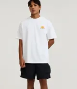 Bermuda cargo negra de tejido tecnológico (poliamida), con corte holgado, bolsillos laterales funcionales y cintura elástica con cordón ajustable.