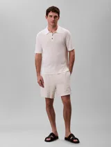 Short de algodón waffle color blanco hueso, con cintura elástica y cordón ajustable.