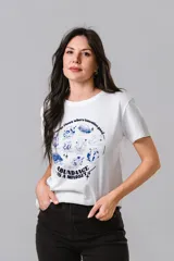 Remera de algodón blanca con cuello redondo y mangas cortas. Presenta un estampado frontal en color azul con ilustraciones de cristales y la frase 'Energy flows where intention goes' junto a 'Abundance is a mindset'.