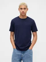 Remera de algodón color azul marino, con cuello redondo, mangas cortas y logo de la marca bordado en el centro del pecho en el mismo tono.