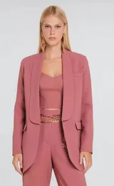Blazer de sastreria color rosado viejo, de diseño estructurado con solapas tipo chal y bolsillos con solapa en el frente.